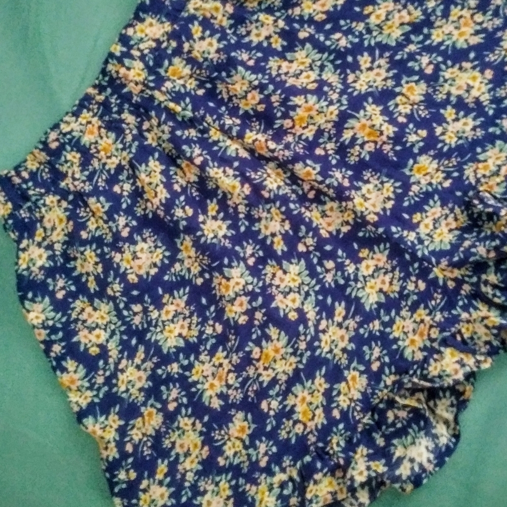 AE Ruffled Floral Shorts - Picture 4 of 6